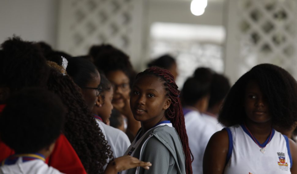 foto mostra jovens negros em escola pública no Brasil