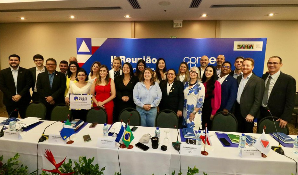 pessoas na frente de um painel azul