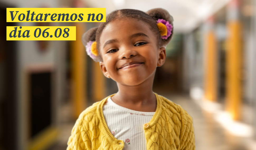 menina negra usando cardigan amarelo