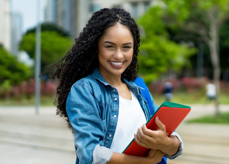 estudante segurando caderno para estudar para as provas finais e vestibulares